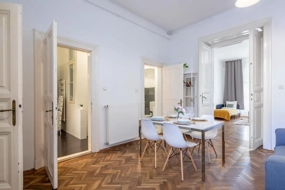 Apartment Spacious Central Home Budapest